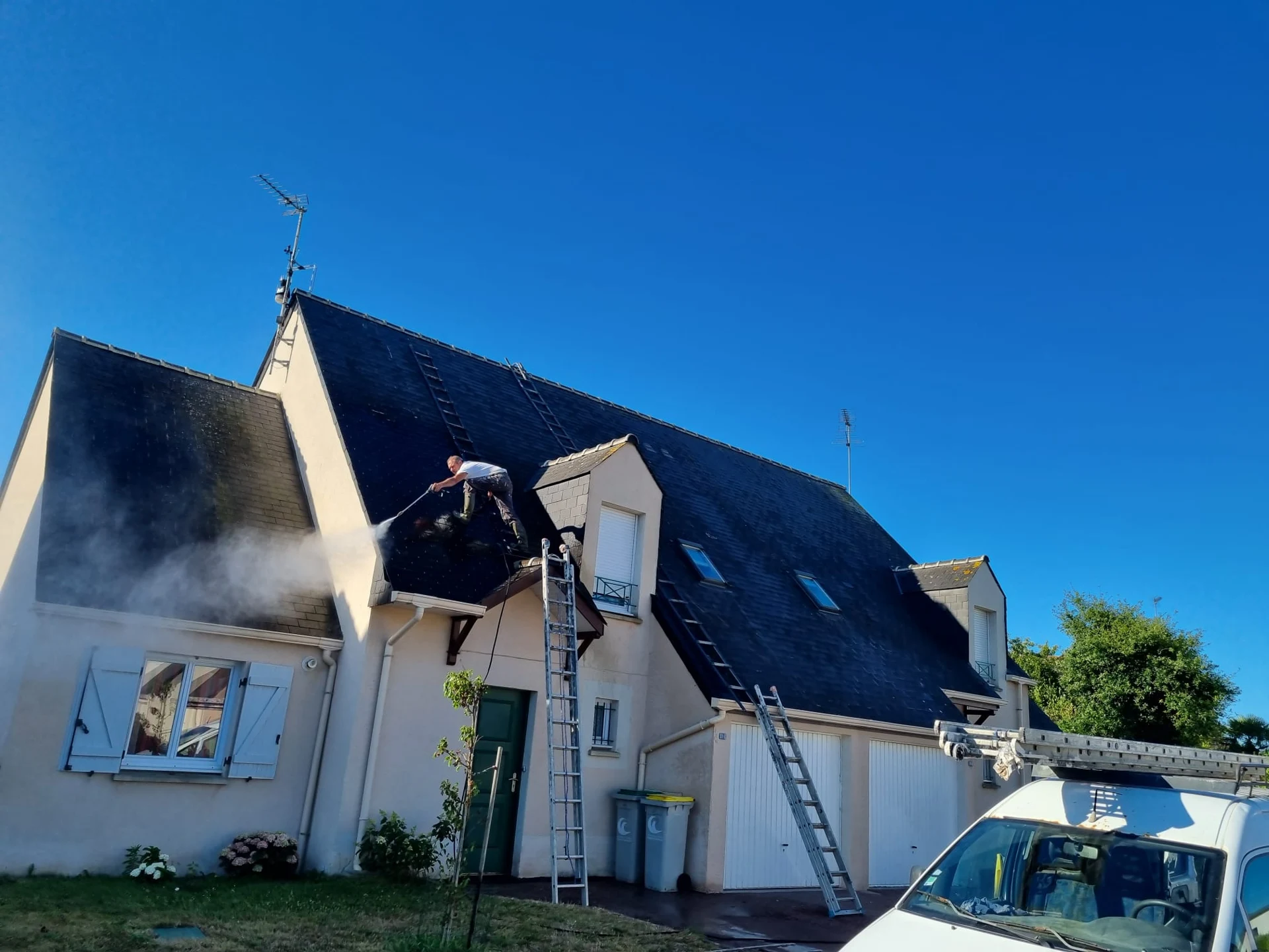 Toiture de maison avant résine colorée — chantier 1, Finistère sud
