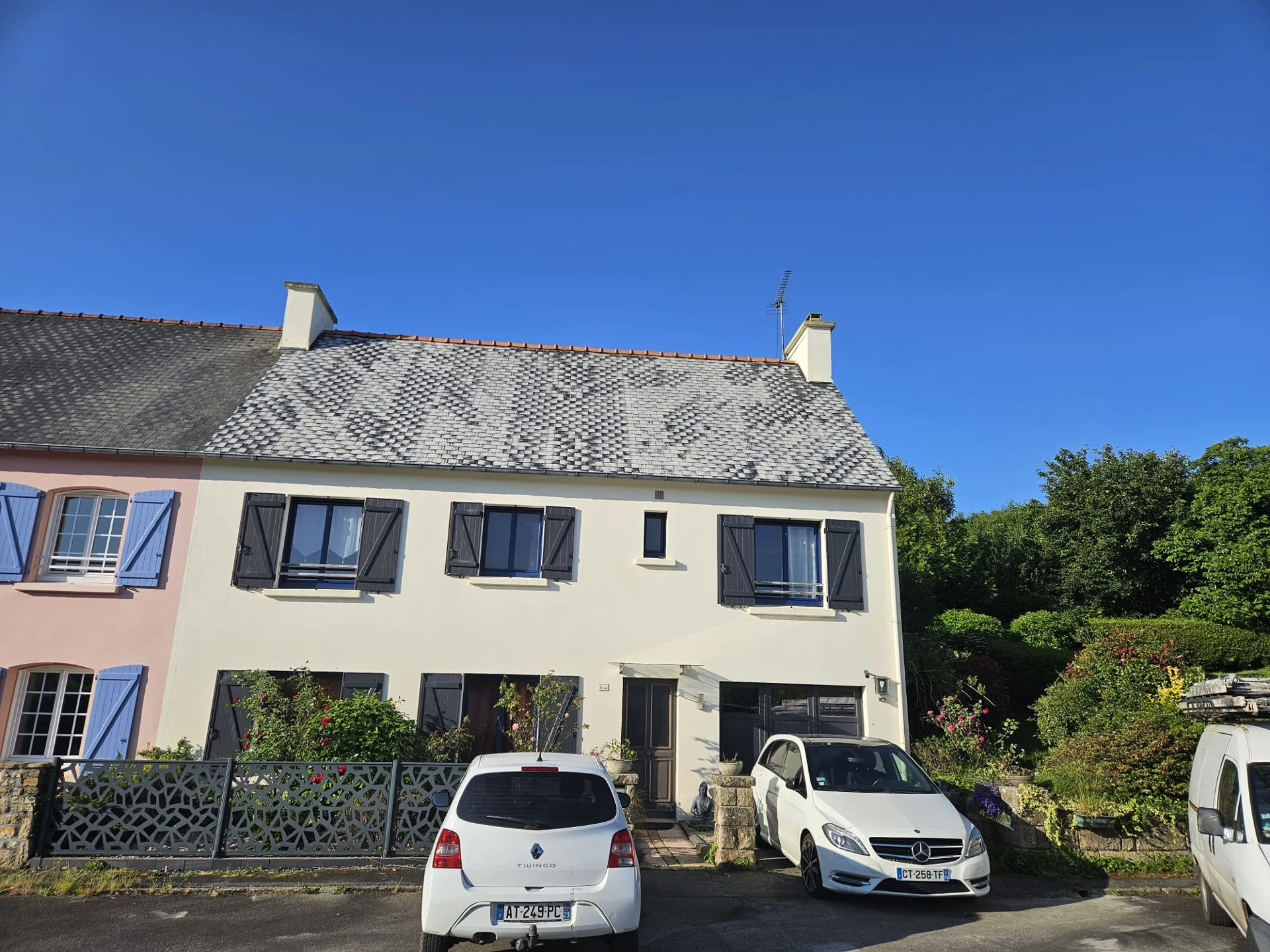 Toiture de maison avant résine colorée — chantier 3, Finistère sud