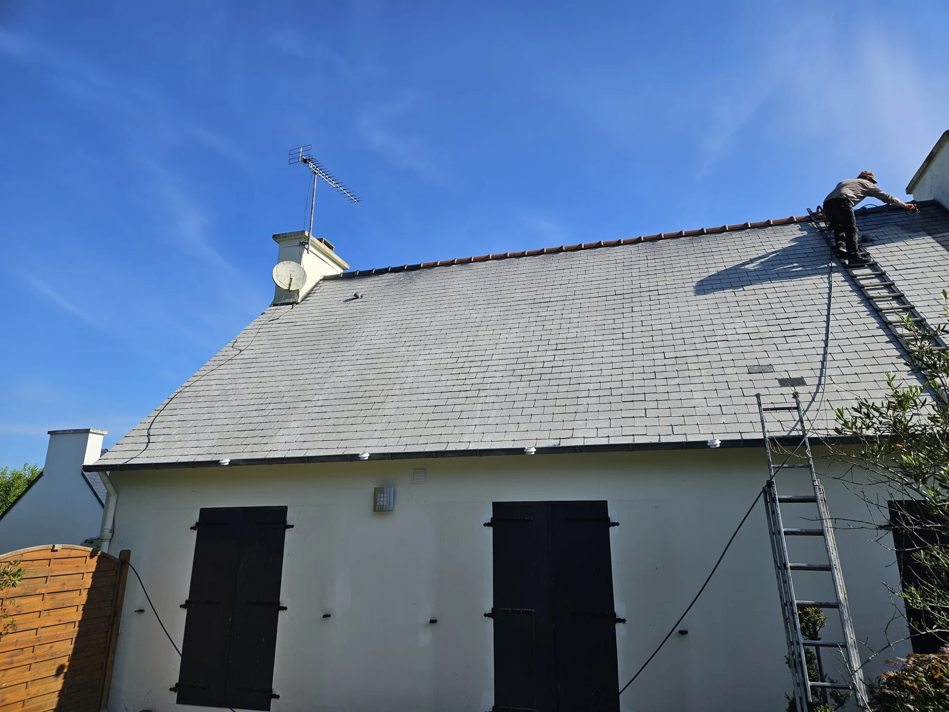 Toiture de maison avant résine colorée — chantier 2, Finistère sud
